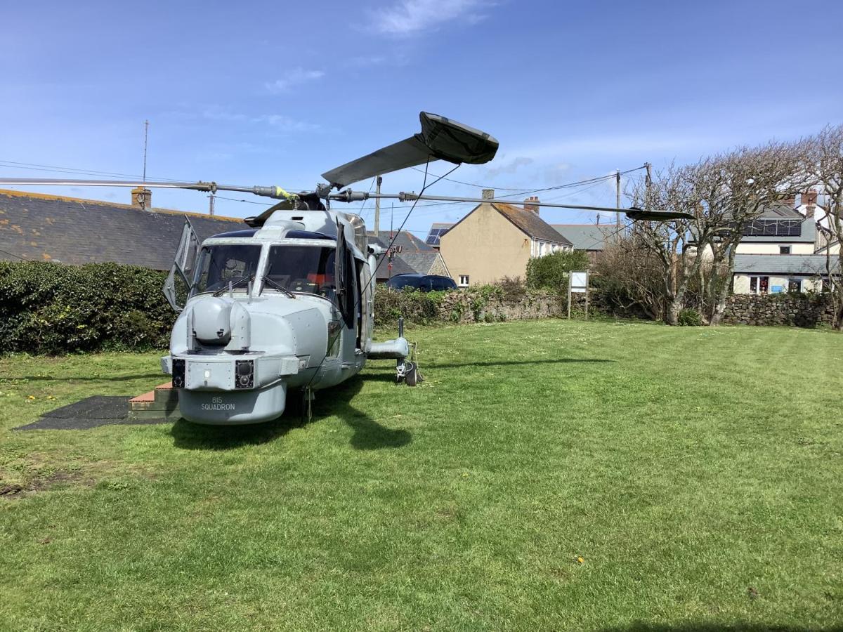 ليزارد Haelarcher Farmhouse And Helicopter B&B المظهر الخارجي الصورة